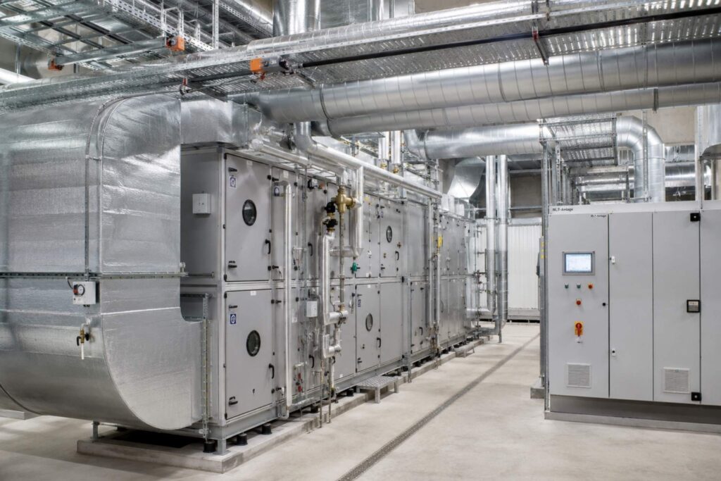 RLT-Anlage und Lüftungstechnik in einer Technikzentrale